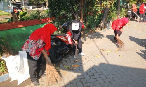 Kader PDIP Surabaya dan Warga Solid Gotong Royong Bersihkan Lingkungan