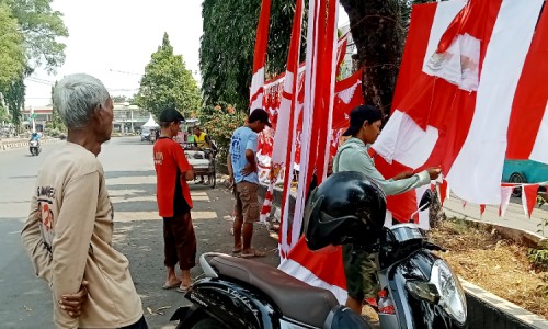 Jelang Hari Kemerdekaan, Pedagang Bendera di Pemalang Mulai Ramai