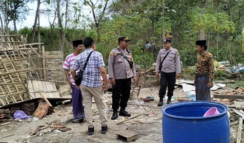 Derita Nenek Pembuat Keranjang di Sampang, Rumah Roboh dan Tinggal Sebatang Kara