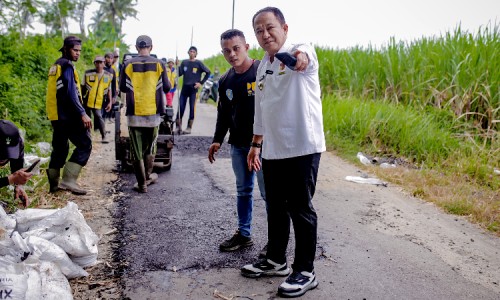  Tinjau Perbaikan Jalan di Kecamatan Jombang, Bupati Hendy Beri Minta Aspal Dipertebal