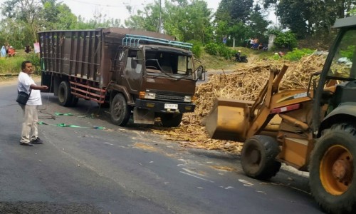 Tak Seimbang, Truk Muatan Tebu Terguling di Tikungan Kesamben Kabupaten Blitar