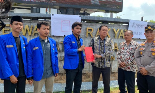 Rapor Merah dari Mahasiswa untuk 43 Anggota DPRD Tuban yang Suka Bolos