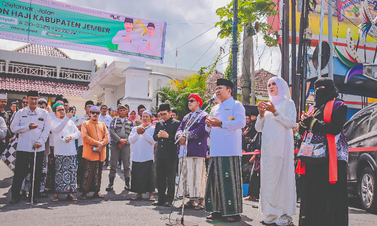 Lepas Keberangkatan CJH, Bupati Hendy Doakan Jemaah Lancar dan Selamat