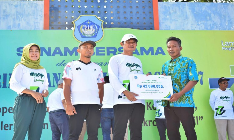 Bupati Lamongan Serahkan JKM Rp 42 Juta kepada Ahli Waris Sekretaris Koperasi