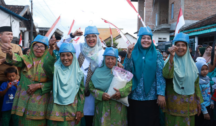 Tawa dan Sorak-sorai, Bupati Ipuk Ikuti Lomba Agustusan Bersama Ibu-ibu Desa Labanasem