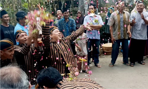 Tumplek Blek! Warga Berebut Uang Koin Saat Tradisi Ruwat Bumi di Desa Berta Banjarnegara