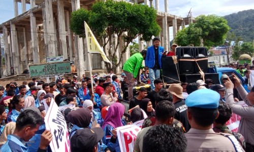 Tolak Pungli, Ratusan Massa Gabungan Mahasiswa dan Warga Geruduk Kantor Bupati dan DPRD Tapteng