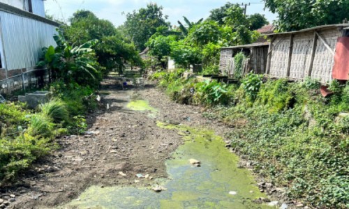 Satu Keluarga di Ngawi Andalkan Air Sungai untuk BAB, Ketika Surut yang Dilakukan Bikin Sedih