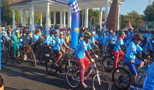 Dilepas Sekretaris Daerah, Ribuan Pesepeda Ikut  Gowes Bareng Bung Karna