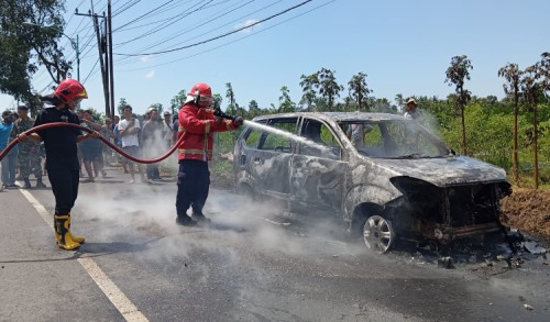 Mobil Xenia Ludes Terbakar di Banyuwangi