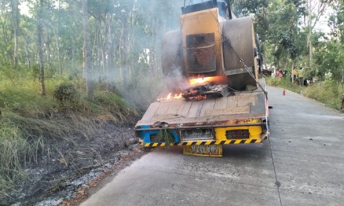 Truk Angkut Alat Berat Tersangkut Kabel Listrik di Cilacap, Sopir dan Kernet Tewas