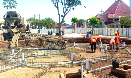 Sidak Proyek, DPRD Jember Pastikan Pemugaran Alun-Alun Sesuai Desain