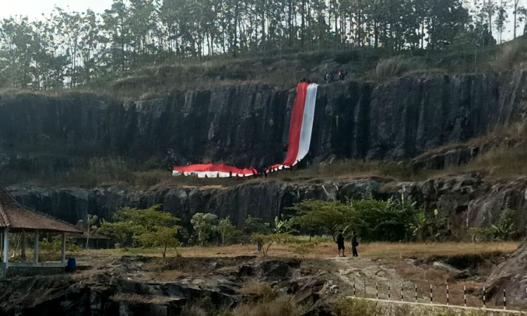 Merah Putih Raksasa Berkibar Gagah di Tebing Tampomas Banjarnegara