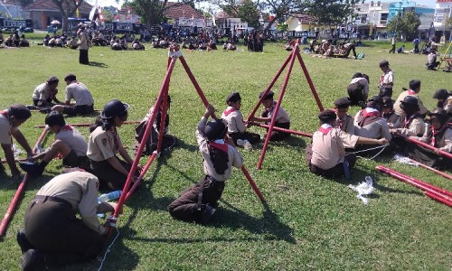 Latih Kekompakan, Ribuan Siswa Pramuka se-Kwarran Cilacap Selatan Ikuti Lomba Pionering 