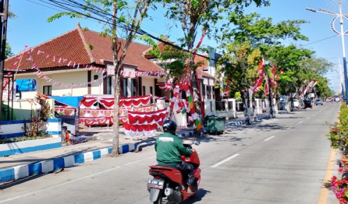 Jelang 17 Agustus, Penjual Bendera di Sampang Diserbu Pembeli