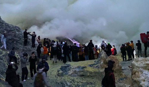 Gunung Ijen Turun Status ke Normal, Pendakian Belum Dibuka untuk Wisatawan