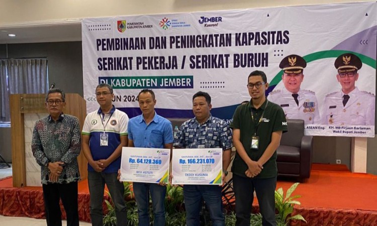 Kadisnaker Jember Serahkan Manfaat BPJS Ketenagakerjaan Rp 230 Juta