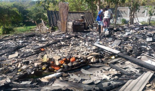 Dua Warung di Jalan Raya Bondowoso-Situbondo Ludes Terbakar, Diduga Akibat Korsleting Listrik