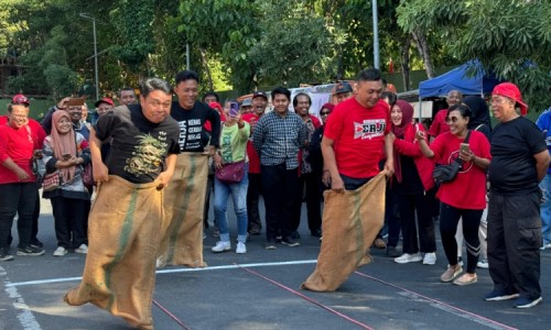 HUT RI ke-79, PDIP Surabaya Solidkan Kader dengan Lomba Tradisional