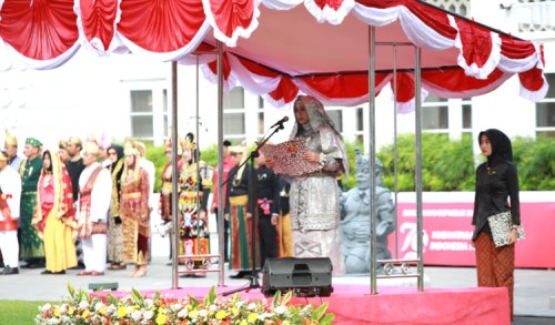 Bupati Ipuk Tampil Anggun di Upacara Kemerdekaan RI Banyuwangi, Kenakan Baju Adat Minang