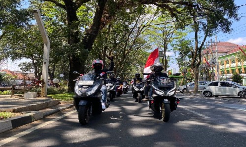 Sambut Hari Kemerdekaan, Puluhan Bikers Honda PCX Malang Turing Bersama