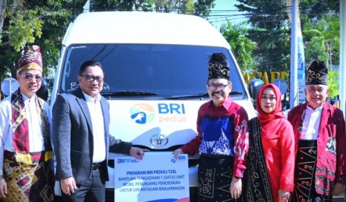 BRI Dukung UIN Antasari dengan Bantuan Toyota Hiace untuk Tingkatkan Layanan