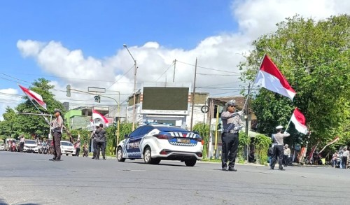 Detik-detik Proklamasi, Pengendara di Banyuwangi Berhenti Sejenak dan Hormat pada Sang Merah Putih