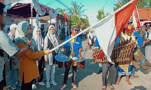 Jalan Sehat bersama Warga di Tritih Kulon, Istri Sekda Ajak Peduli dan Wujudkan Cilacap Bercahaya