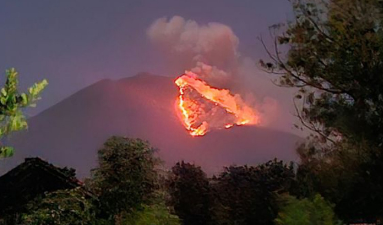 Gunung Merapi Ungup-Ungup Banyuwangi Terbakar, BPBD Siap Siaga