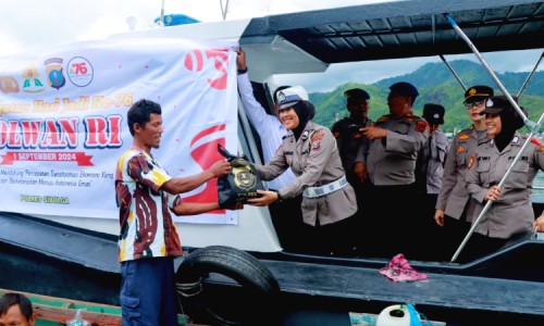 Naik Perahu, Polwan Polres Sibolga Bagikan Sembako ke Nelayan 