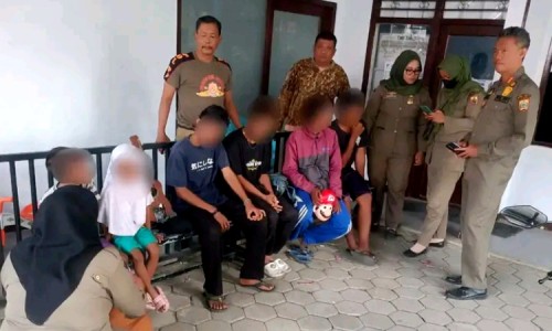 Satu Keluarga di Pemalang Terciduk Mengamen di Jalanan, Balita Empat Bulan juga Dibawa