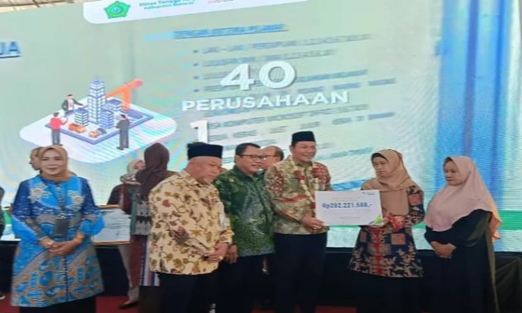 Plt Bupati Sidoarjo Serahkan Manfaat BPJS Ketenagakerjaan di Job Fair 2024