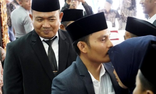 Sukses Bikin Iri! Akis Jasuli Cium Kening Istri Usai Pengambilan Sumpah DPRD Sumenep