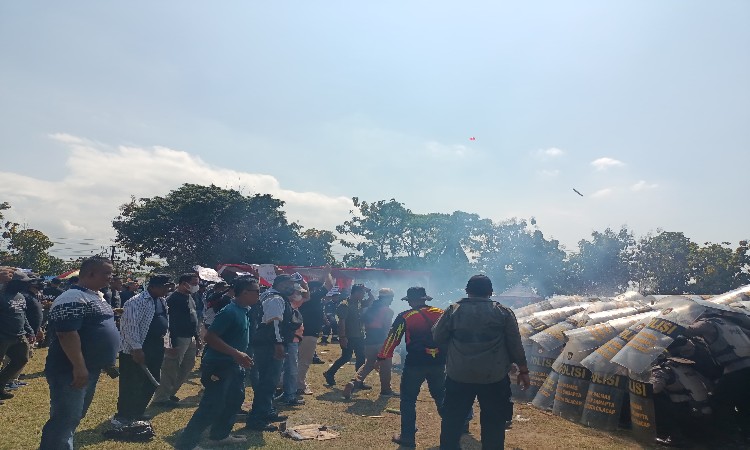 Ratusan Massa Geruduk Gudang Logistik KPU, Berujung Bentrok dengan Aparat di Cilacap