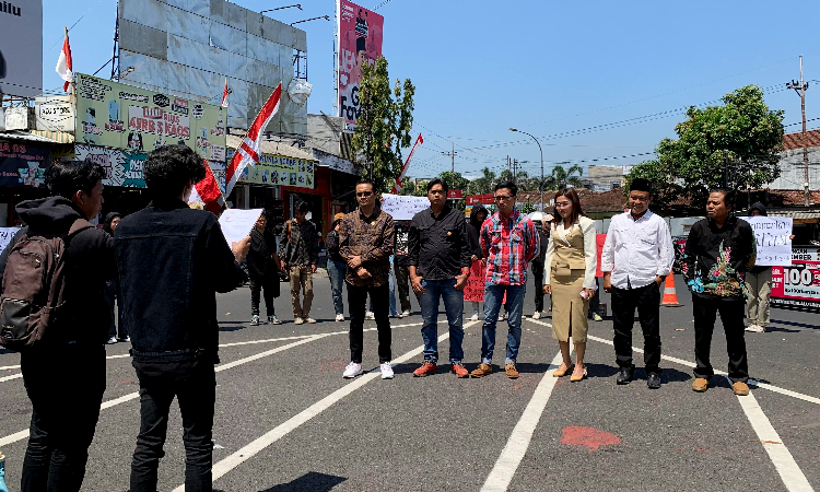 Hari Pertama Dinas, Enam Anggota DPRD Jember Temani Mahasiswa Aksi Turun Jalan