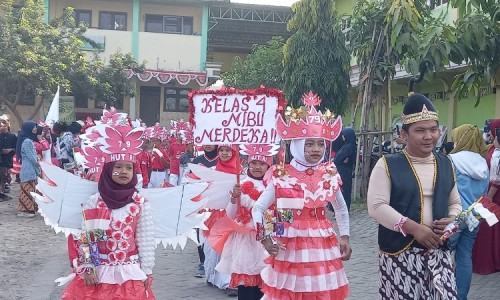 Peringati HUT Kemerdekaan ke-79 RI, MI Bahrul Ulum Sidoarjo Gelar Karnaval Pakaian Adat