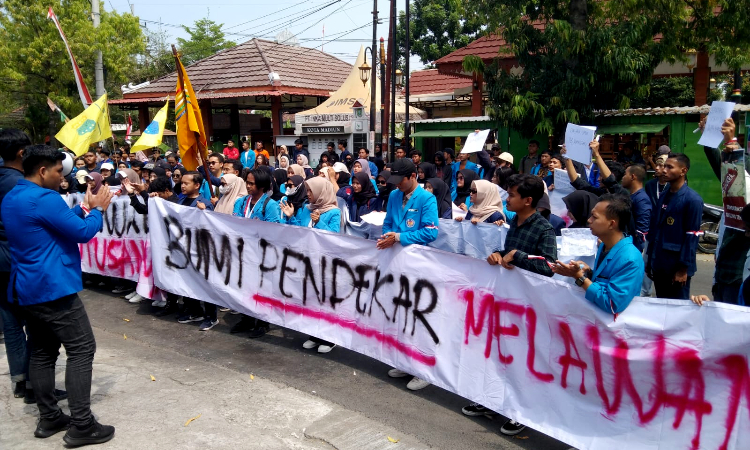 Forum Mahasiswa Bumi Pendekar Kawal Putusan MK, Gelar Aksi di Gedung DPRD Kota Madiun