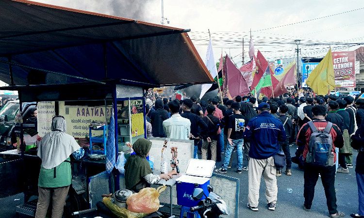 PKL Depan DPRD Jember Tetap Berjualan meski Dikerumuni Demonstran