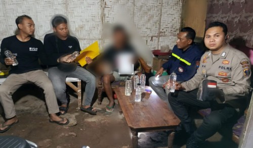 Patroli Malam, Polsek di Situbondo Amankan Puluhan Botol Miras