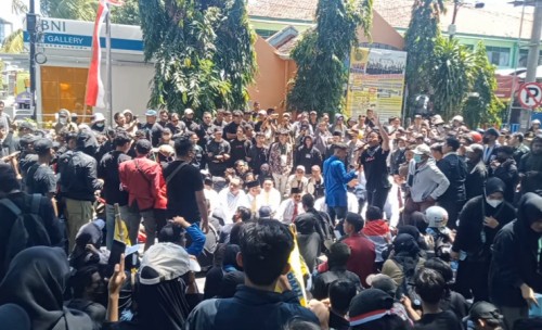 Demo Saat Pelantikan DPRD Kota Probolinggo, Mahasiswa Paksa 15 Anggota Dewan Buka Jas