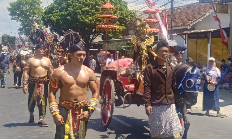 Jadi Pusat Perhatian, Siswa SDN Kalisat 03 Ini Dikawal Prajurit Layaknya Raja