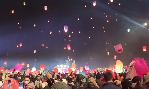 Musik Jazz Atas Awan Meriahkan DCF 2024, Langit Dieng Mendadak Bertabur Ribuan Lampion Warna-warni