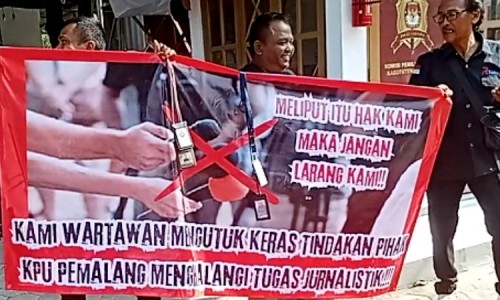 Hari Kedua Pendaftaran KPU Pemalang Didemo Sejumlah Wartawan, Ini Sebabnya!