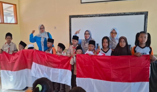 Tanamkan Nilai Pancasila, Bakesbangpol Situbondo Bagikan Jutaan Bendera Merah Putih ke Masyarakat