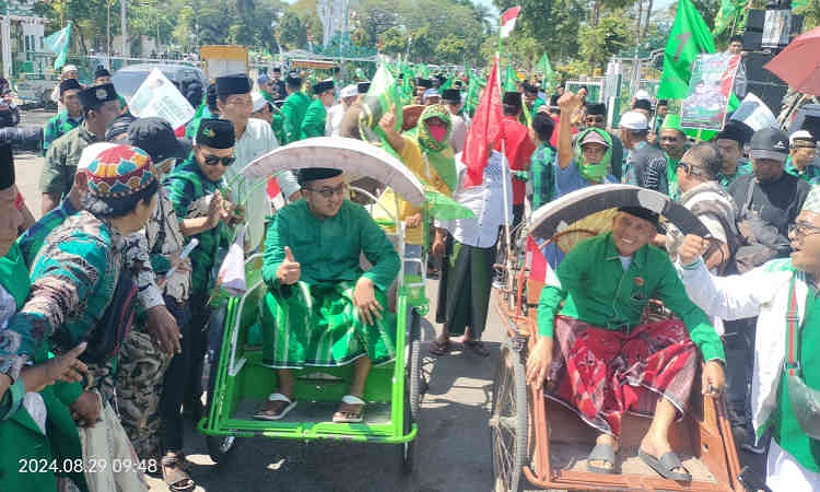 Naik Becak Diiringi Ribuan Masyarakat, Paslon BERBAKTI Daftar ke KPU Pamekasan