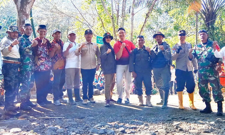 Muspika Panti dan Masyarakat Kibarkan Merah Putih di Wisata Air Terjun Tancak