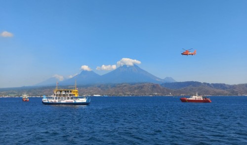 Latihan Penyelamatan Kapal Terbakar di Selat Bali Berlangsung Dramatis, Basarnas Evakuasi Korban dengan Helikopter