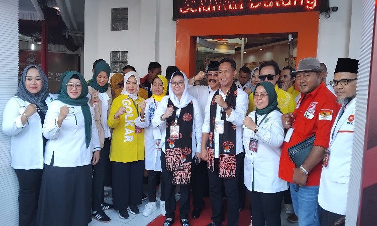 Diusung Lima Parpol, Syamsul-Ammy Resmi Daftar Cabup-Cawabup ke KPU Cilacap