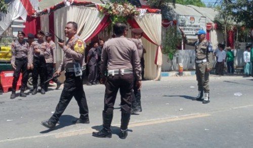 Petugas Gabungan Siaga, Amankan Hari Terakhir Pendaftaran Paslon Cabup di KPU Sampang