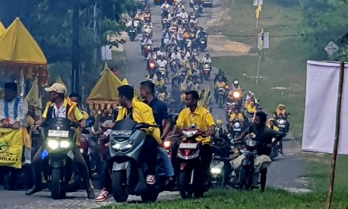 Antarkan Repol dan Ardo, Ribuan Massa Padati Jalan Menuju KPU Kampar